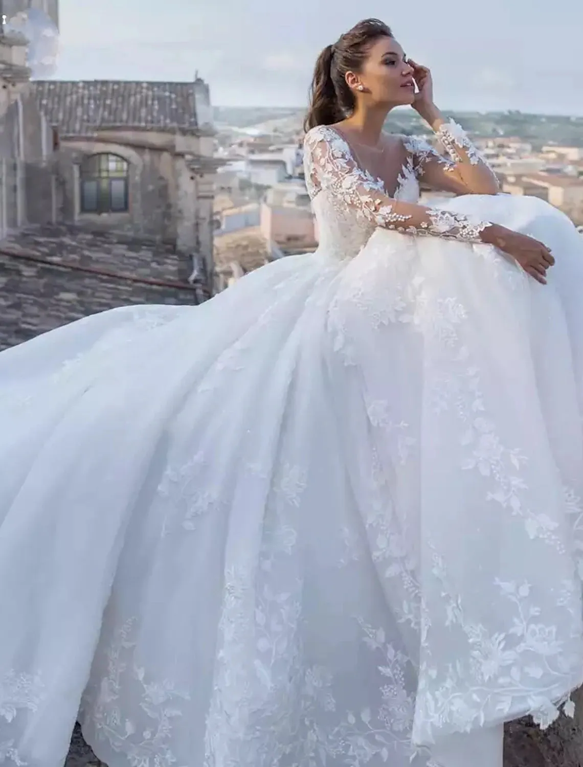 Luolandi Engagement Sexy Fall Formal Wedding Dresses Ball Gown V Neck Long Sleeve Chapel Train Lace Bridal Gowns