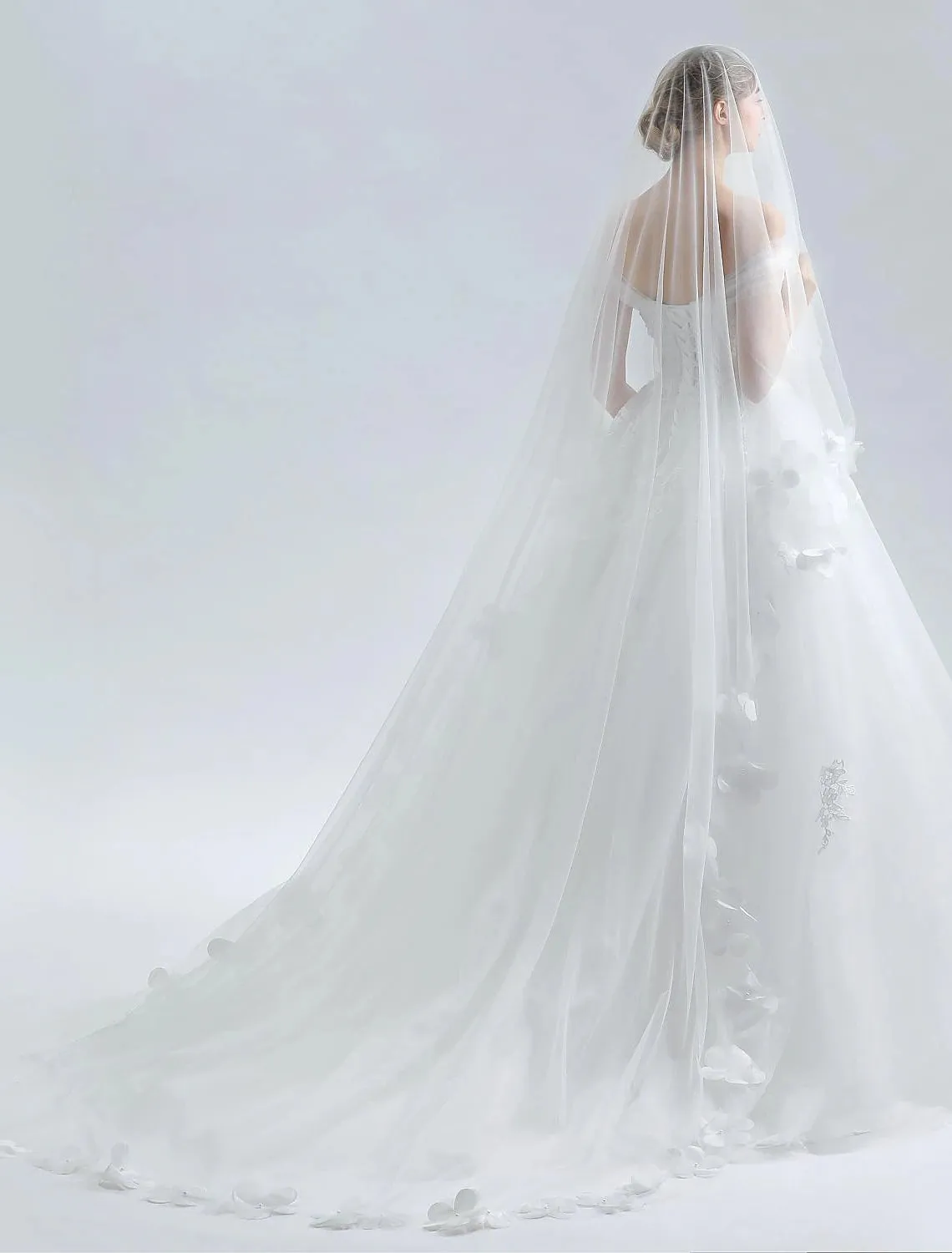 Luolandi Hall Wedding Dresses Ball Gown Off Shoulder Sleeveless Cathedral Train Satin Bridal Gowns